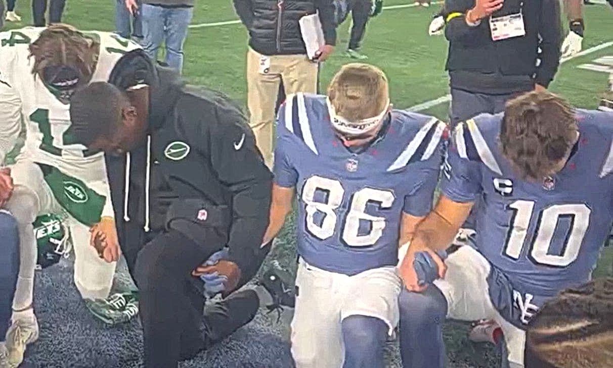 Jets and Patriots players join in midfield prayer circle
