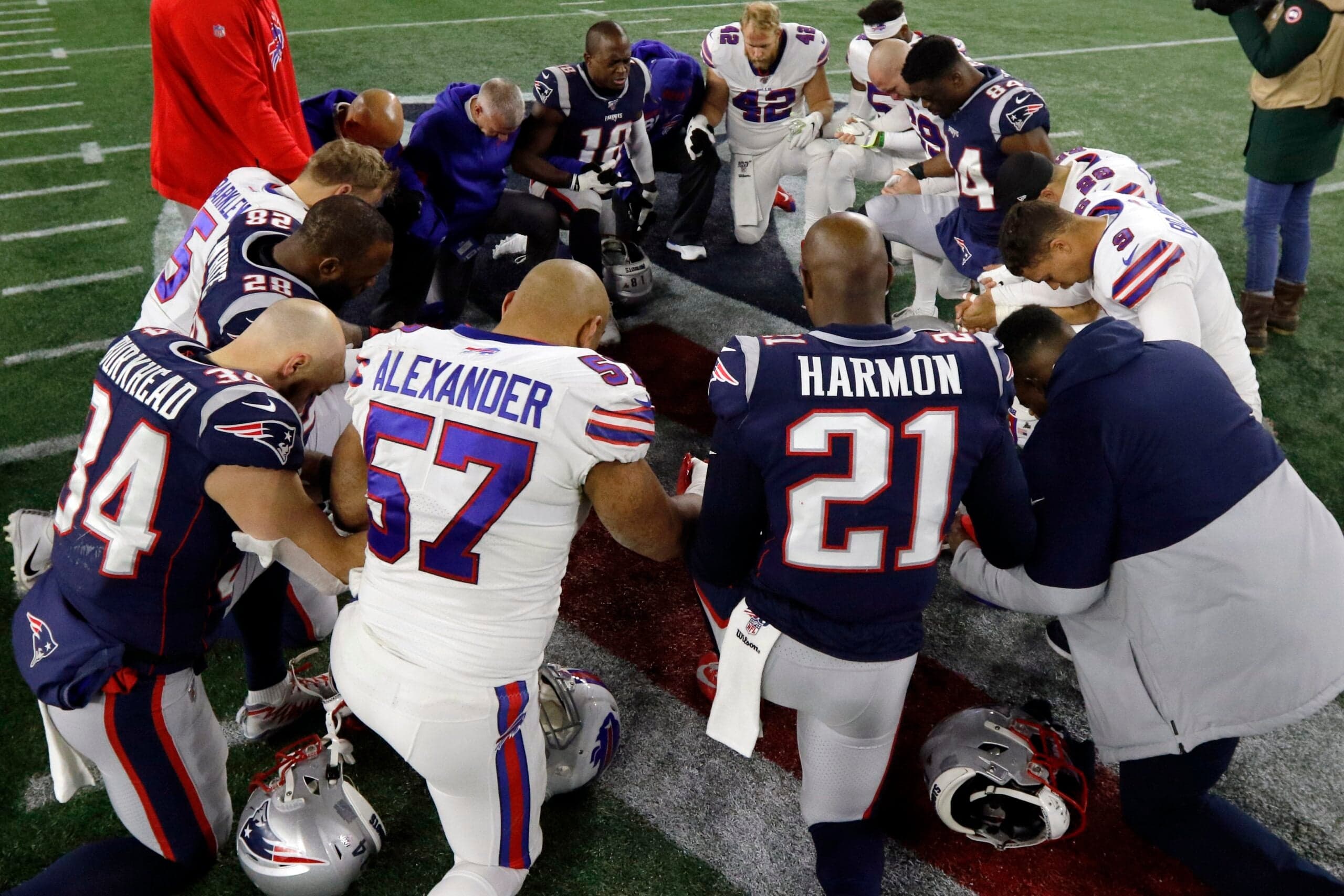 Patriots and Bills players pray together at midfield